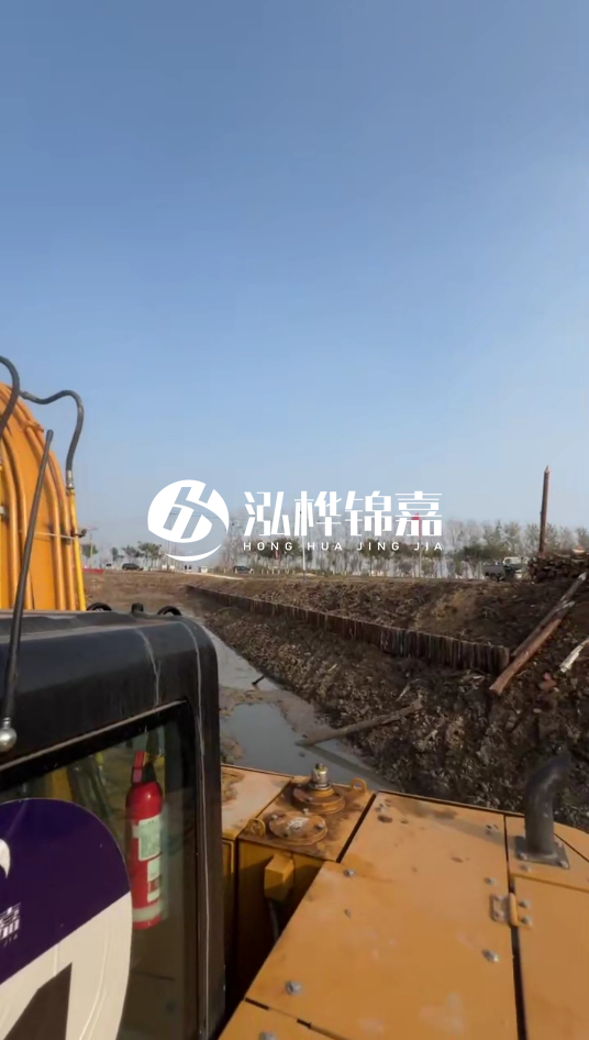 三門峽挖機(jī)打木樁專業(yè)施工-松木樁打樁木價(jià)格含運(yùn)輸成本嗎？